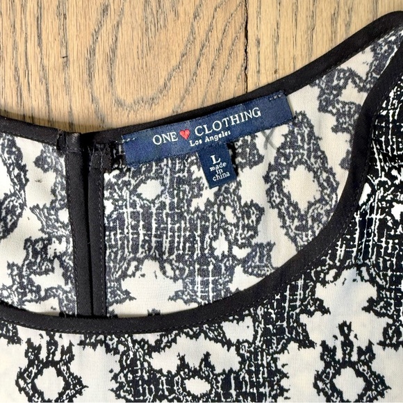 One Heart Clothing Los Angeles Women’s Geometric Design Short Romper Size Large - Picture 4 of 9